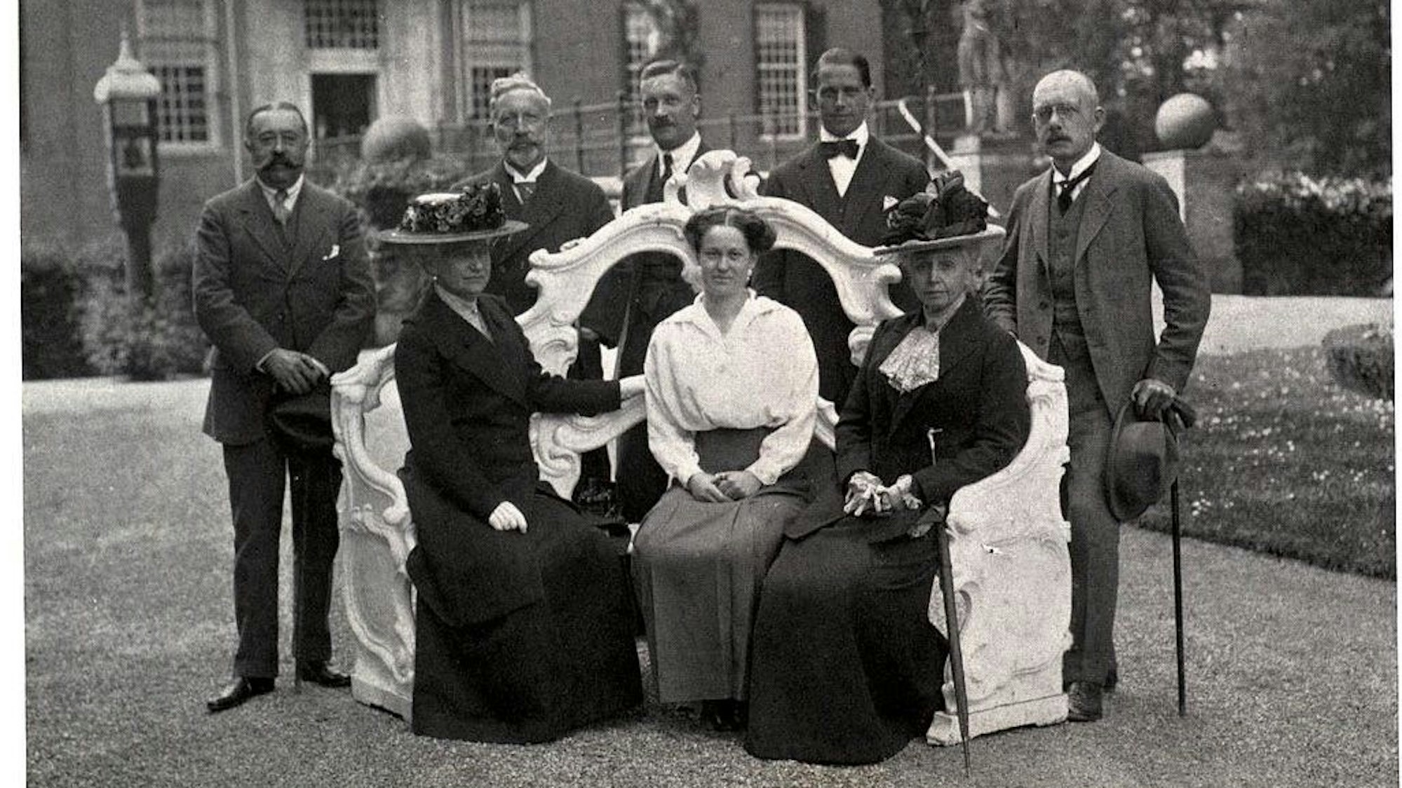 Gruppenbild aus dem Tagebuchband mit Kaiser Wilhelm II. und Alfred Haehner