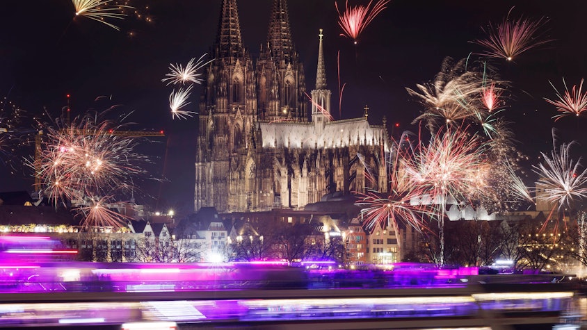 Viele Schaulustige haben sich auf dem Rheinboulevard eingefunden, um von Köln Deutz aus einen Blick auf den Kölner Dom und das Feuerwerk zu erhaschen.