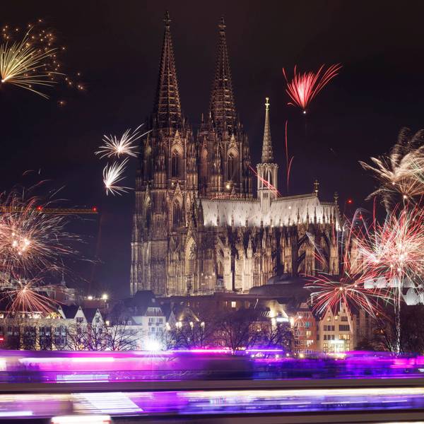 Viele Schaulustige haben sich auf dem Rheinboulevard eingefunden, um von Köln Deutz aus einen Blick auf den Kölner Dom und das Feuerwerk zu erhaschen.