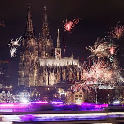 Viele Schaulustige haben sich auf dem Rheinboulevard eingefunden, um von Köln Deutz aus einen Blick auf den Kölner Dom und das Feuerwerk zu erhaschen.