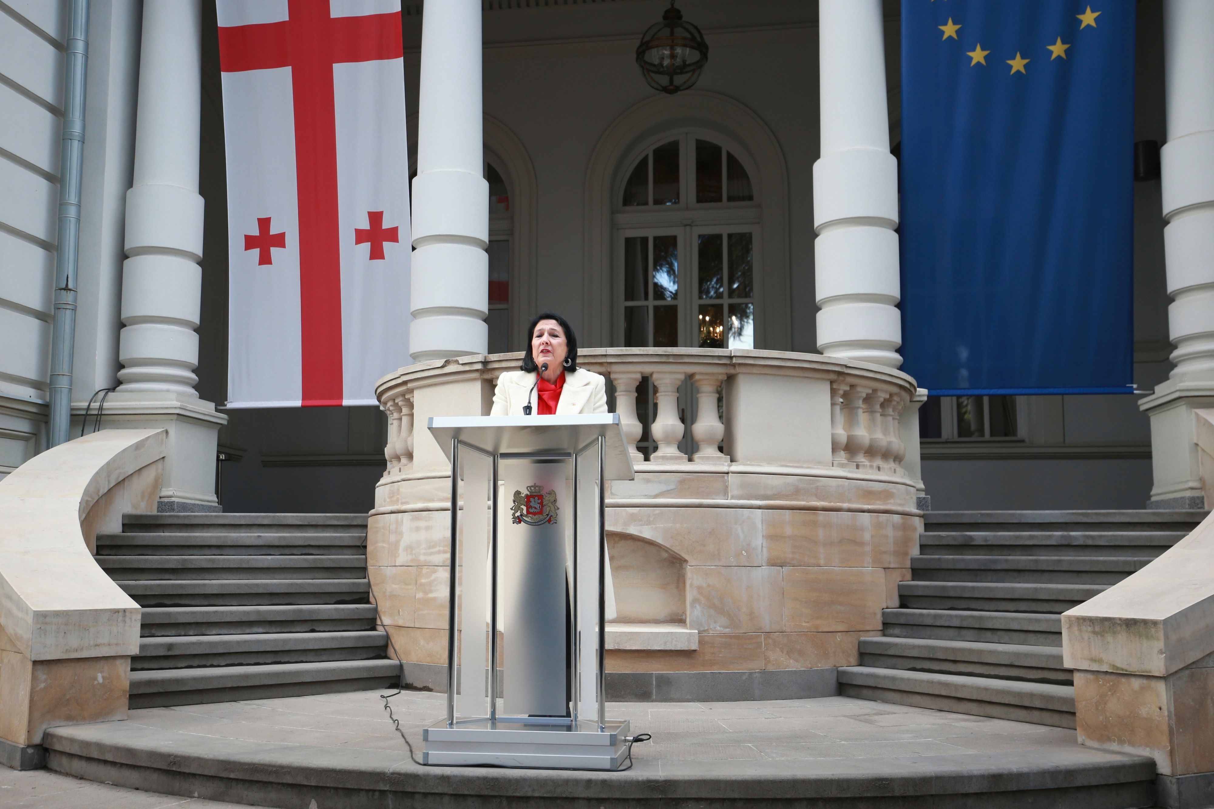 29.12.2024, Georgien, Tiflis: Die scheidende georgische Präsidentin Salome Surabitschwili hält eine Pressekonferenz vor dem Orbeliani-Palast, der offiziellen Residenz des georgischen Präsidenten. Foto: Zurab Tsertsvadze/AP/dpa +++ dpa-Bildfunk +++