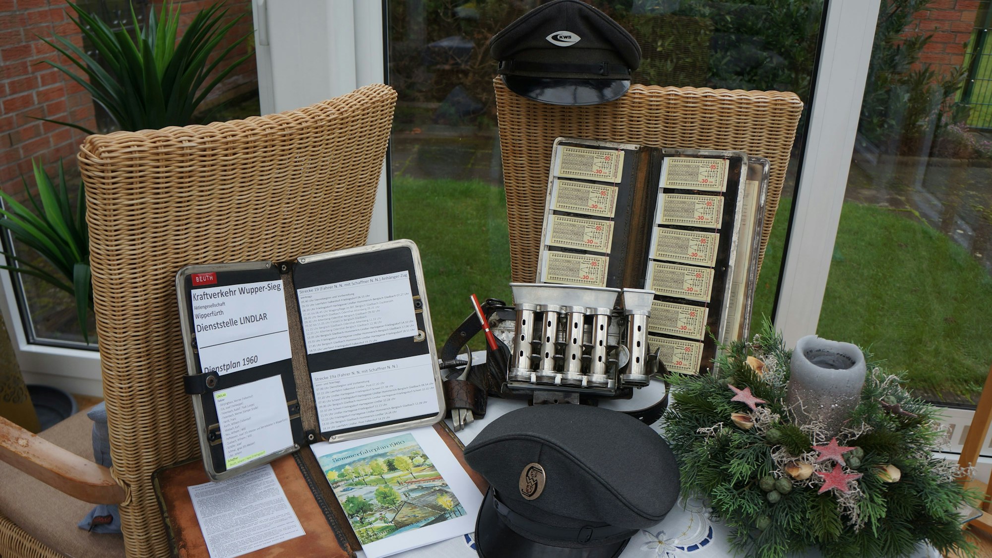 Das Foto zeigt verschiedene Gegenstände wie einen Münzwechsler, die ein Lindlarer dem Wupsi-Museum geschenkt hat.