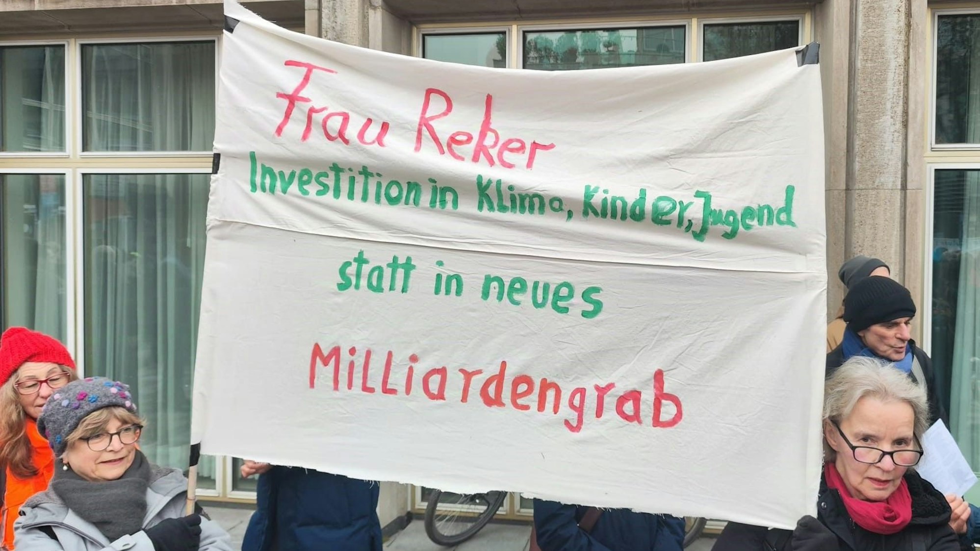 Das „Bündnis Verkehrswende Köln“ protestiert im Dezember 2024 gegen die Tunnellösung für die Ost-West-Achse.