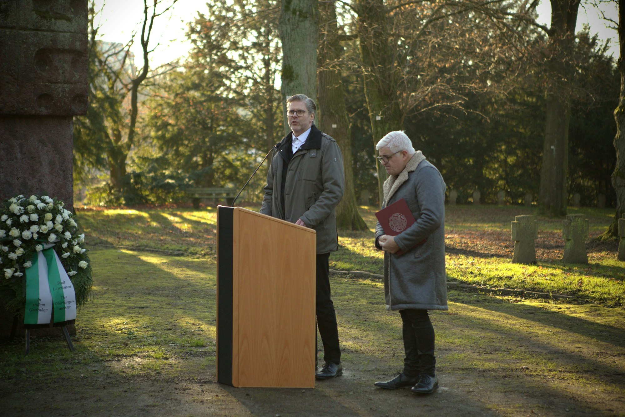 Superintendent Bernd-Ekkehart Scholten und Stadtdechant Heinz-Peter Teller hielten ebenfalls kurze Ansprachen.