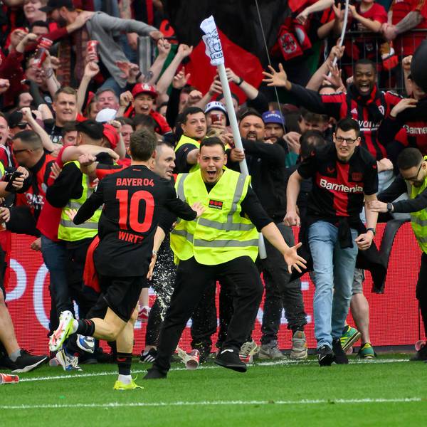 14. April 2024: Florian Wirtz jubelt nach seinem Tor zum 4:0 gegen Werder Bremen und rennt zu den Fans die am Spielfeldrand stehen und jubeln.