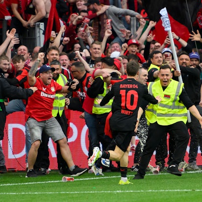 14. April 2024: Florian Wirtz jubelt nach seinem Tor zum 4:0 gegen Werder Bremen und rennt zu den Fans die am Spielfeldrand stehen und jubeln.