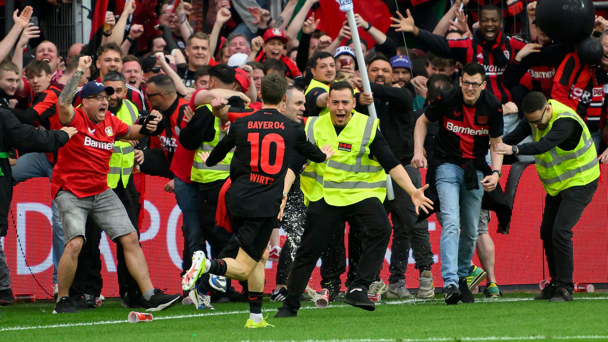 14. April 2024: Florian Wirtz jubelt nach seinem Tor zum 4:0 gegen Werder Bremen und rennt zu den Fans die am Spielfeldrand stehen und jubeln.