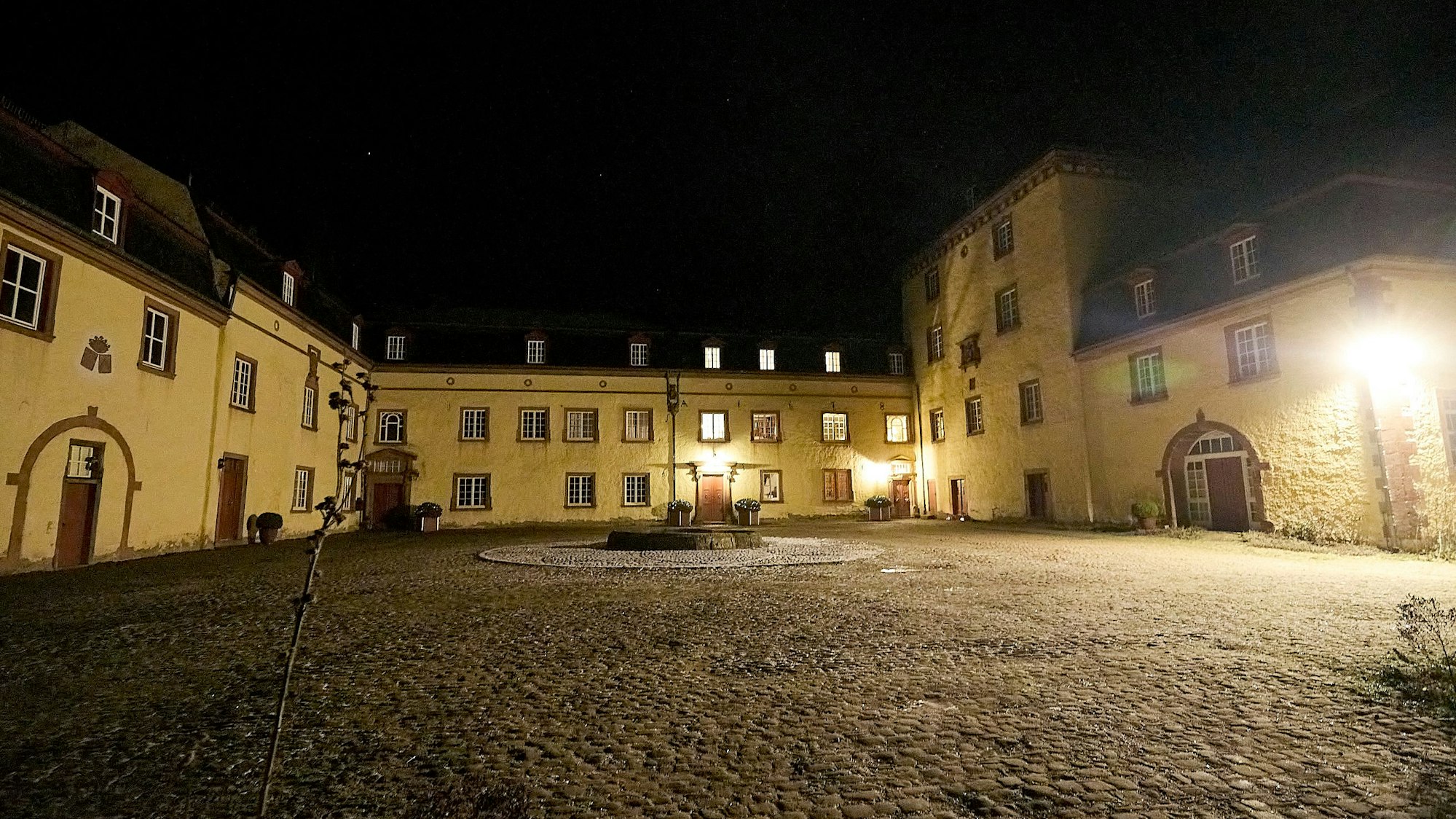 Das Bild zeigt den erleuchtenden Hof des Schlosses.