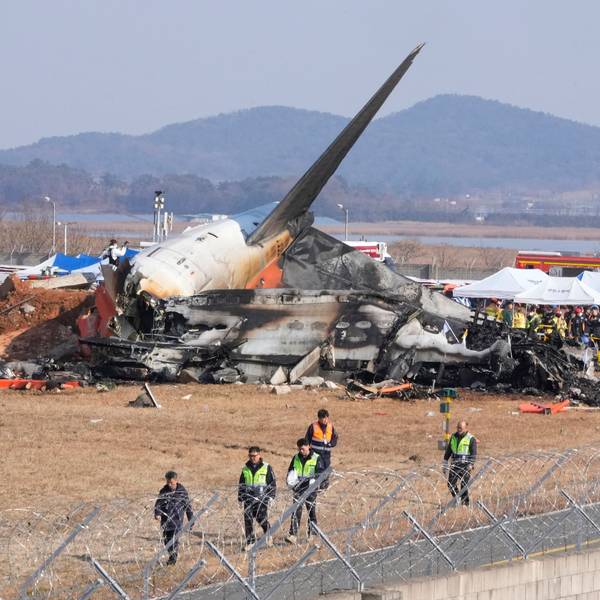 Feuerwehrleute und Rettungskräfte arbeiten an dem Wrack eines Flugzeugs auf dem internationalen Flughafen von Muan. Bei der Landung am internationalen Flughafen von Muan in Südkorea ist ein Passagierflugzeug verunglückt.
