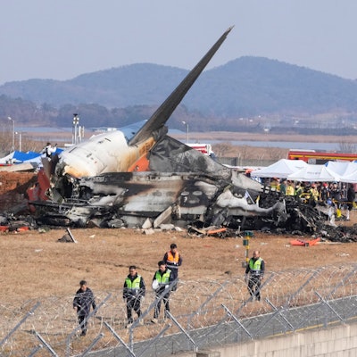 Feuerwehrleute und Rettungskräfte arbeiten an dem Wrack eines Flugzeugs auf dem internationalen Flughafen von Muan. Bei der Landung am internationalen Flughafen von Muan in Südkorea ist ein Passagierflugzeug verunglückt.