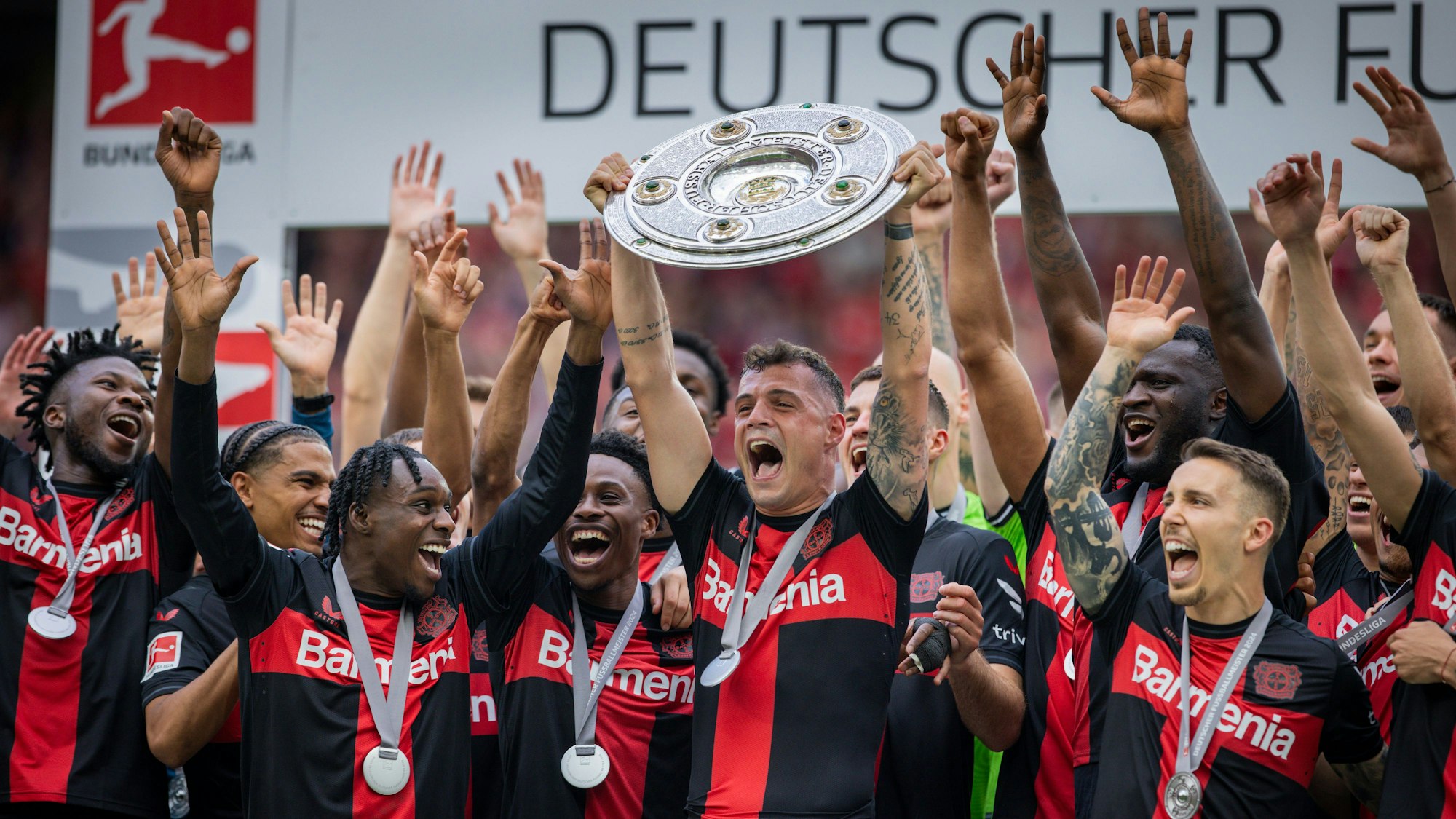 Leverkusen, Germany. 18th Mai 2024. Granit Xhaka Leverkusen mit Meisterschale,Jeremie Frimpong Leverkusen Amine Adli Leverkusen Florian Wirtz Leverkusen Nathan Tella Leverkusen Patrik Schick Leverkusen Victor Boniface Leverkusen Alejandro Grimaldo Leverkusen Bayer Leverkusen - FC Augsburg 18.05.2024 *** Leverkusen, Germany 18th May 2024 Granit Xhaka Leverkusen with championship trophy,Jeremie Frimpong Leverkusen Amine Adli Leverkusen Florian Wirtz Leverkusen Nathan Tella Leverkusen Patrik Schick Leverkusen Victor Boniface Leverkusen Alejandro Grimaldo Leverkusen Bayer Leverkusen FC Augsburg 18 05 2024