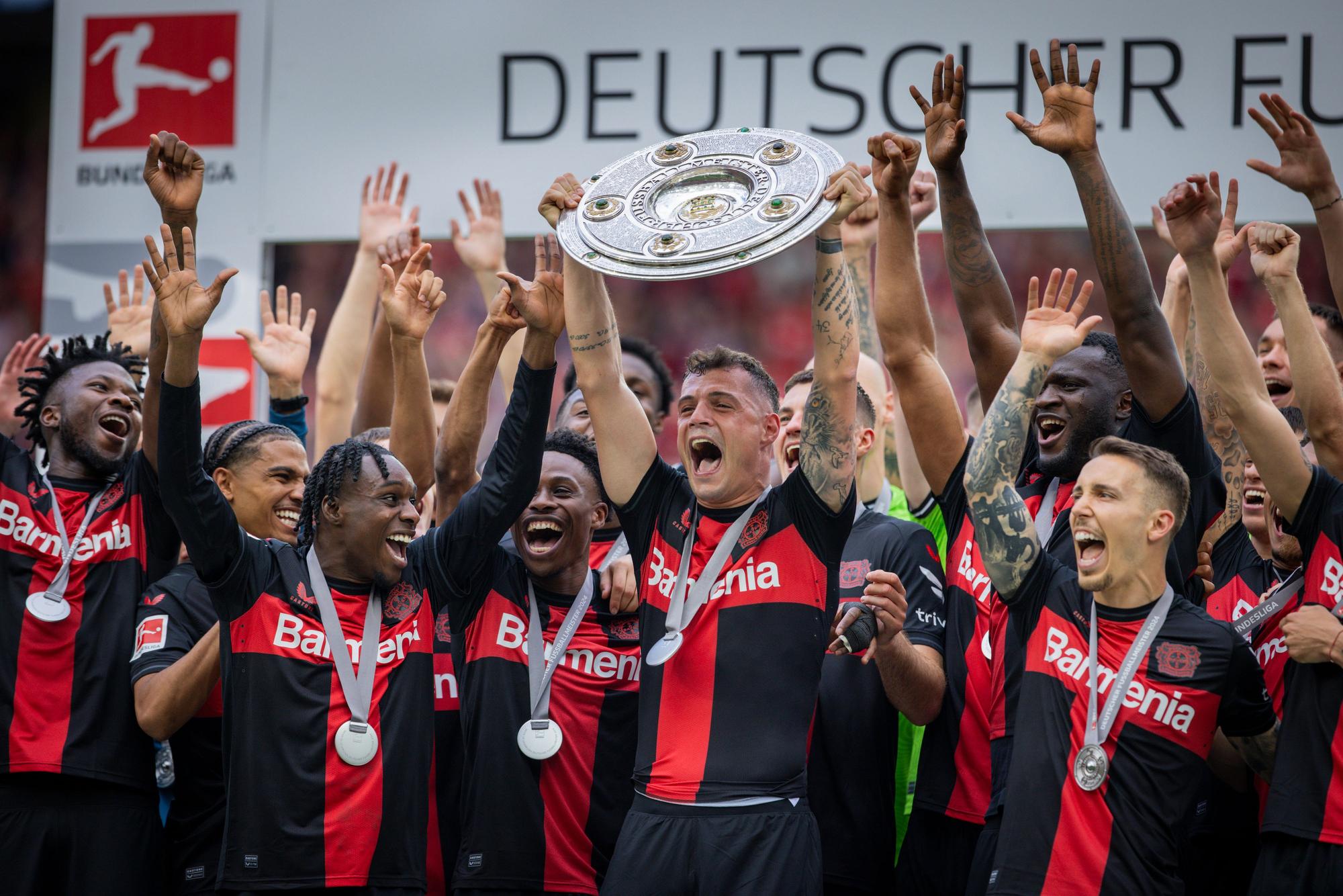 Granit Xhaka mit der Meisterschale.