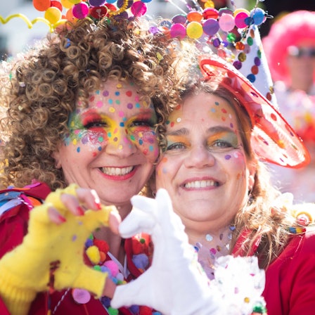 Zwei Zugteilnehmerinnen in Euskirchen formen auf diesem Archivfoto ihre Hände zu einem Herz.