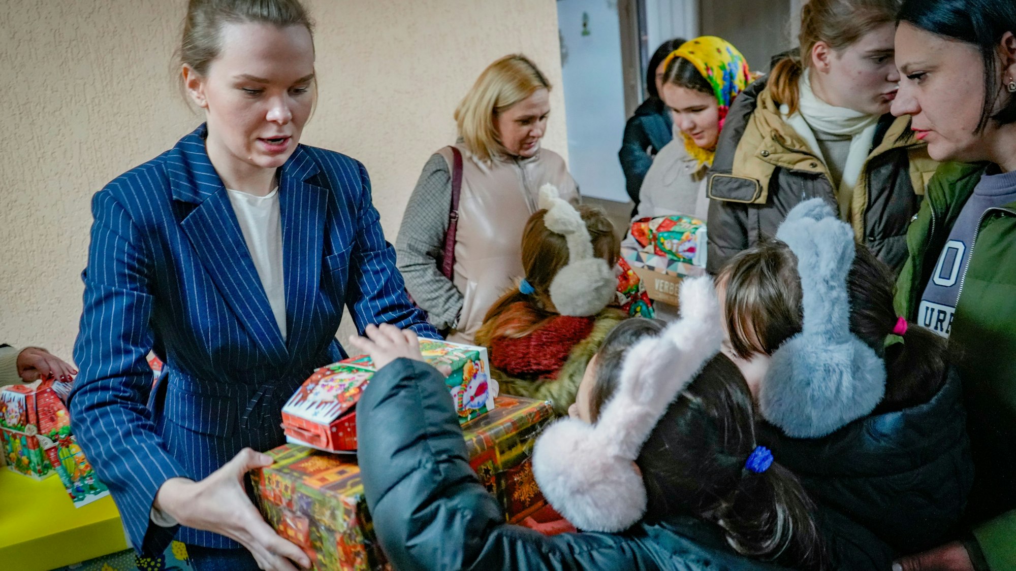 Vize-Bürgermeisterin Alina Saraniuk hilft beim Verteilen der Wichtelpäckchen aus Bergisch Gladbach an Waisenkinder in Butscha.