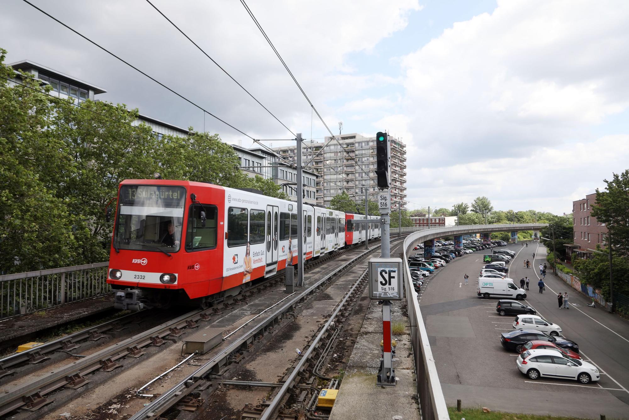 11.06.2024, Köln: Aufnahmen der Hochbahnstrecke der Linie 13 der Kölner Verkehrsbetriebe (KVB) an der Neusser Straße. Die Stadt plant hier, langfristig eine weitere Haltestelle auf der Strecke einzurichten. Foto: Arton Krasniqi