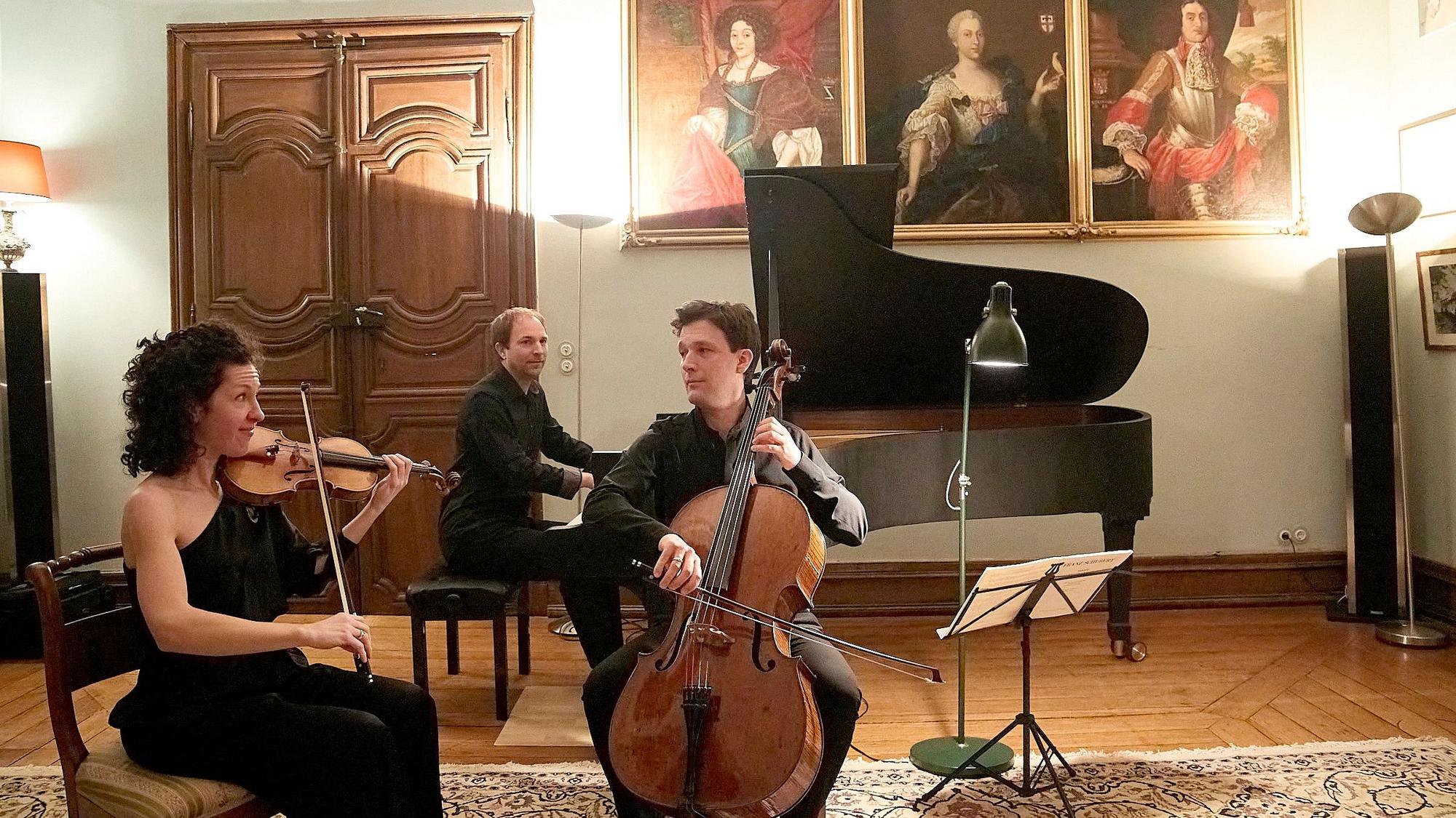 Sarah Christian mit der Violine und Maximilian Hornung mit dem Cello sitzen vorne, im Hintergrund ist Herbert Schuch am Flügel zu sehen.
