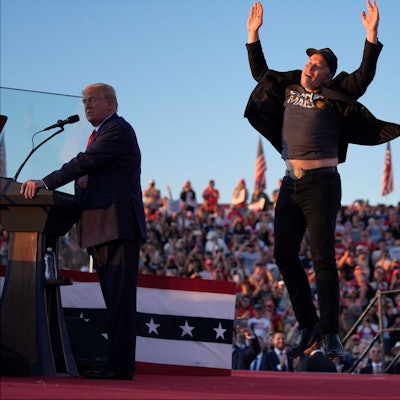 Elon Musk hat sich erfolgreich bei Donald Trump angebiedert, um Vorteile für sich herauszuschlagen. In Deutschland versucht er es jetzt mit der AfD.