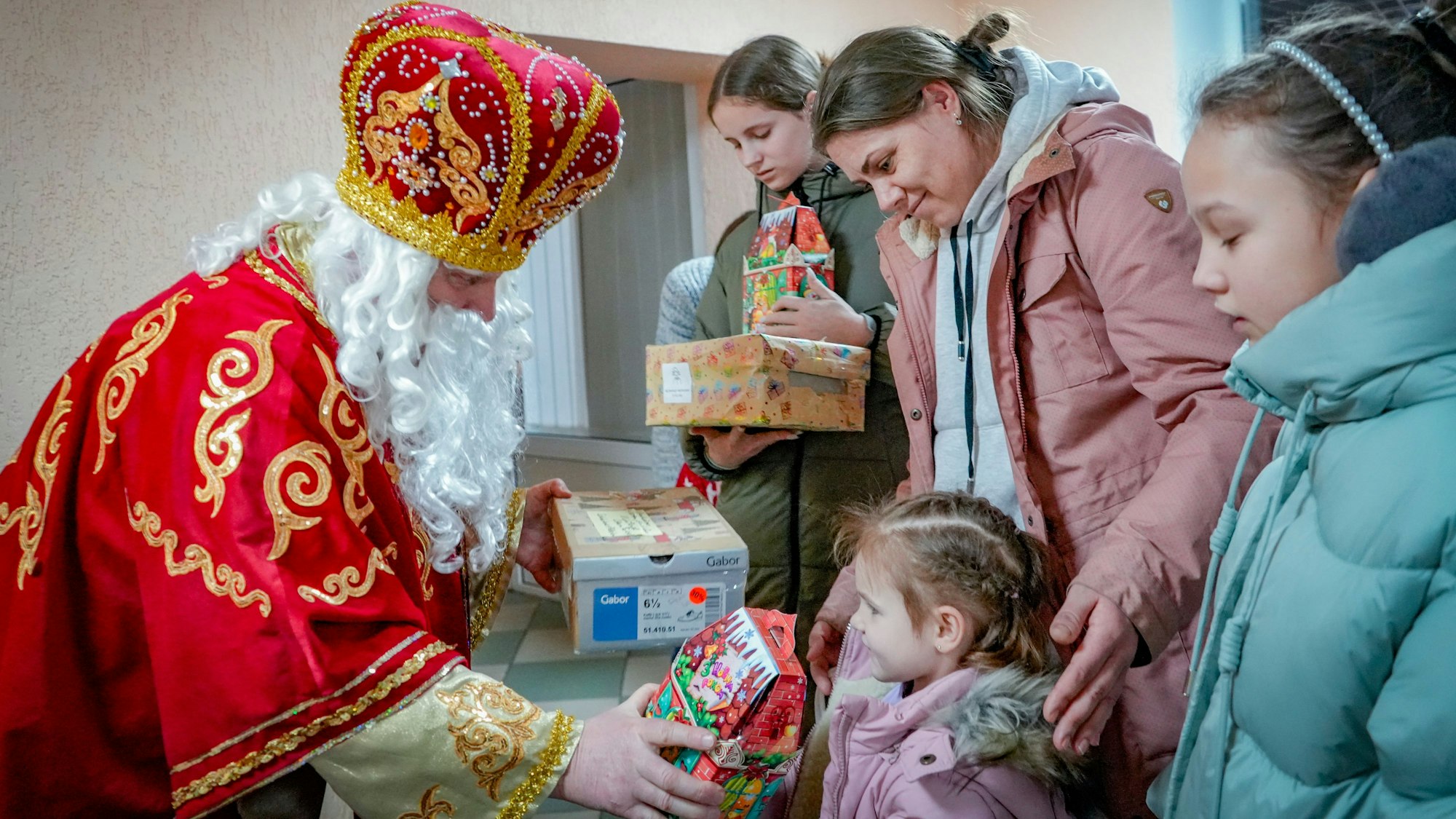 Der heilige Nikolaus verteilt Geschenke aus Bergisch Gladbach an Kinder in Butscha.