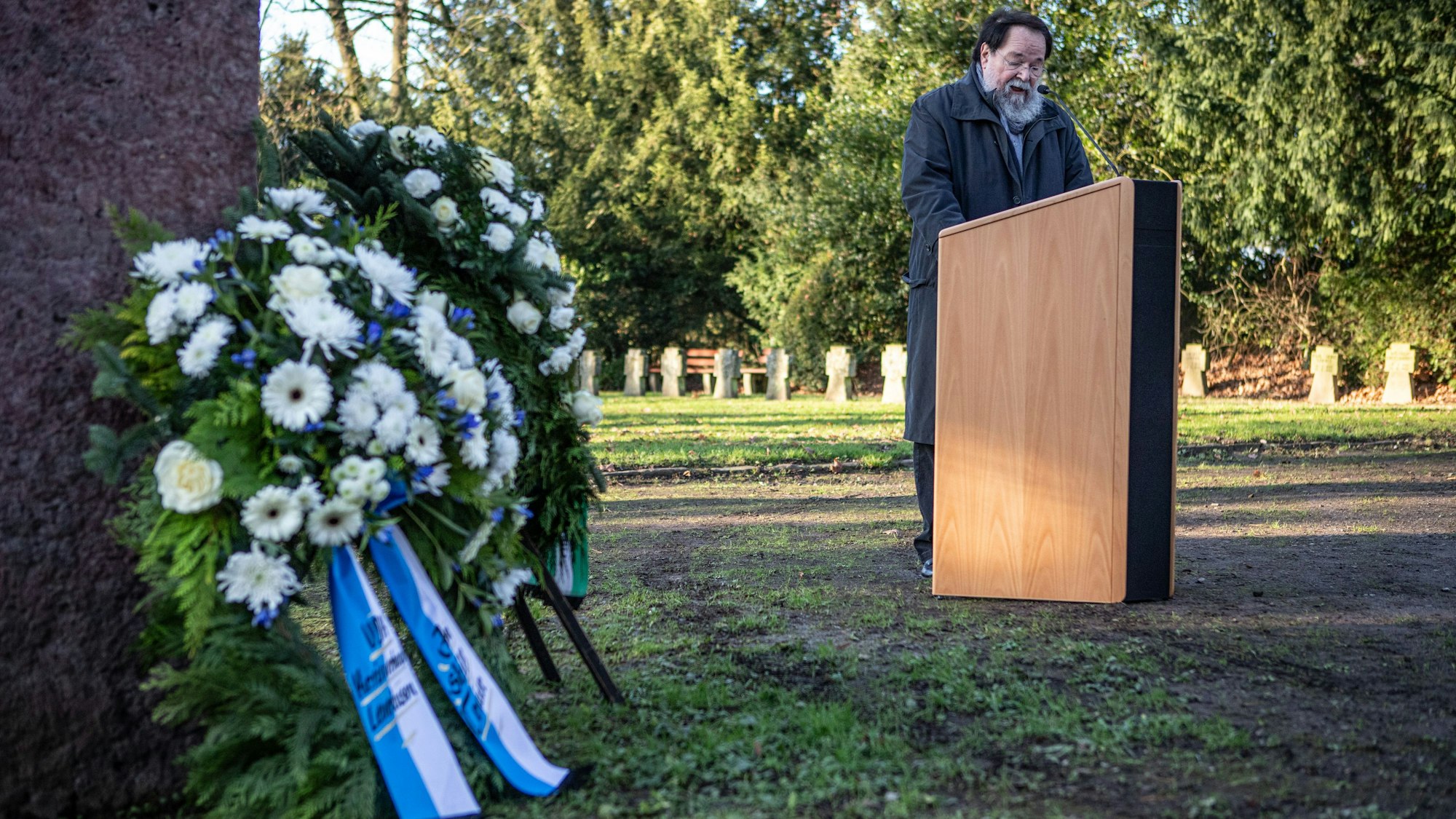 Bürgermeister Bernhard Marewski gedenkt am Ehrenfriedhof in Opladen der Opfer des Luftangriffs von 1944.