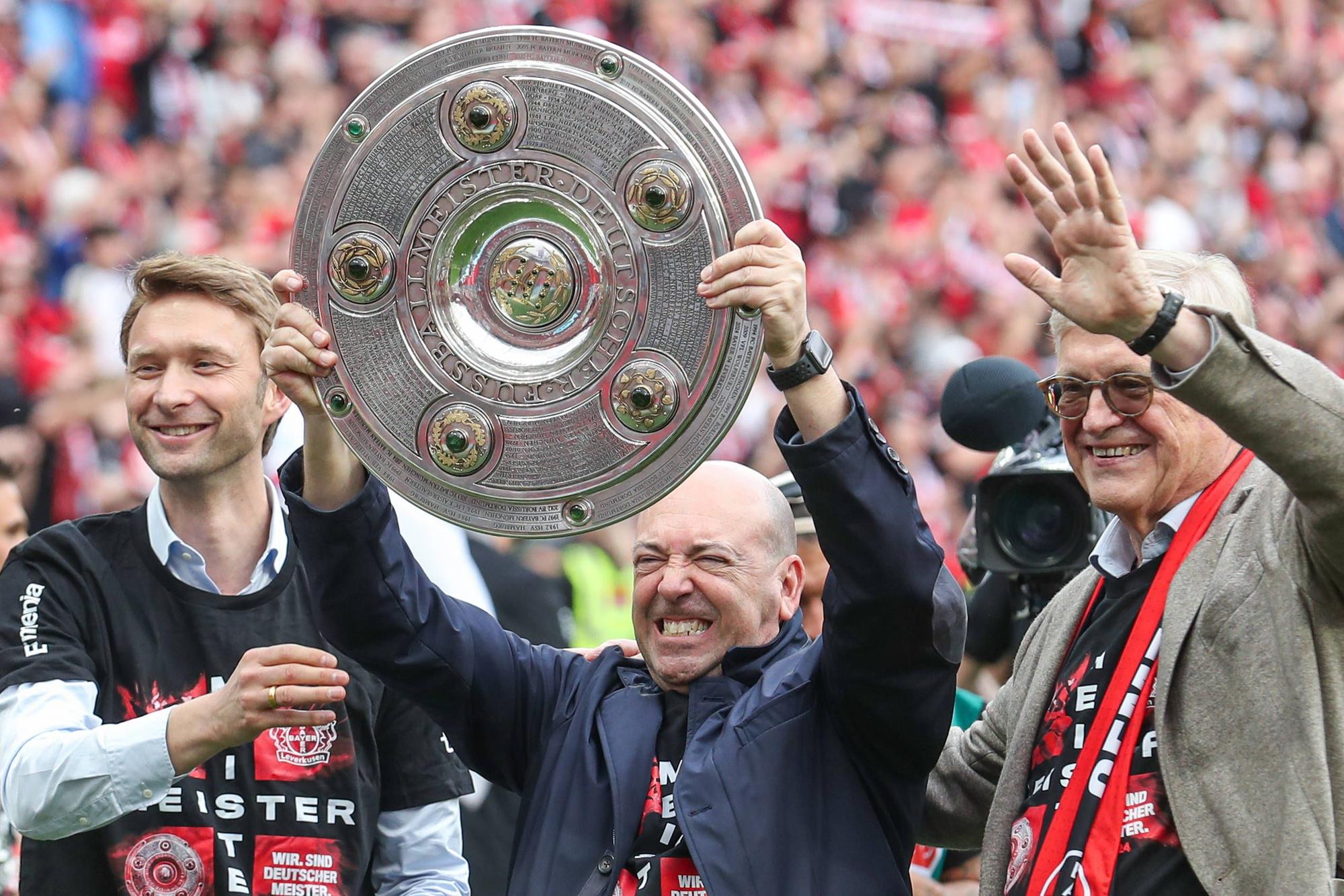 Fernando Carro feiert mit Meisterschale.