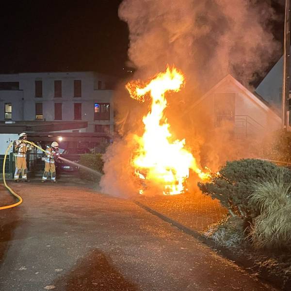 Dieses Archivbild zeigt einen nächtlicher Feuerwehreinsatz in Oberwiehl.