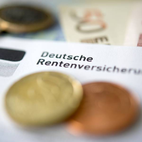 ARCHIV - 21.06.2012, Baden-Württemberg, Stuttgart: ILLUSTRATION - Münzen liegen auf einer Renteninformation der Deutschen Rentenversicherung. Die Deutsche Rentenversicherung Bund informiert über aktuelle Prognosen und Reformoptionen bei der gesetzlichen Rente. (zu dpa: «Heil: «In der CDU gibt es kein Rentenkonzept»») Foto: Marijan Murat/dpa +++ dpa-Bildfunk +++