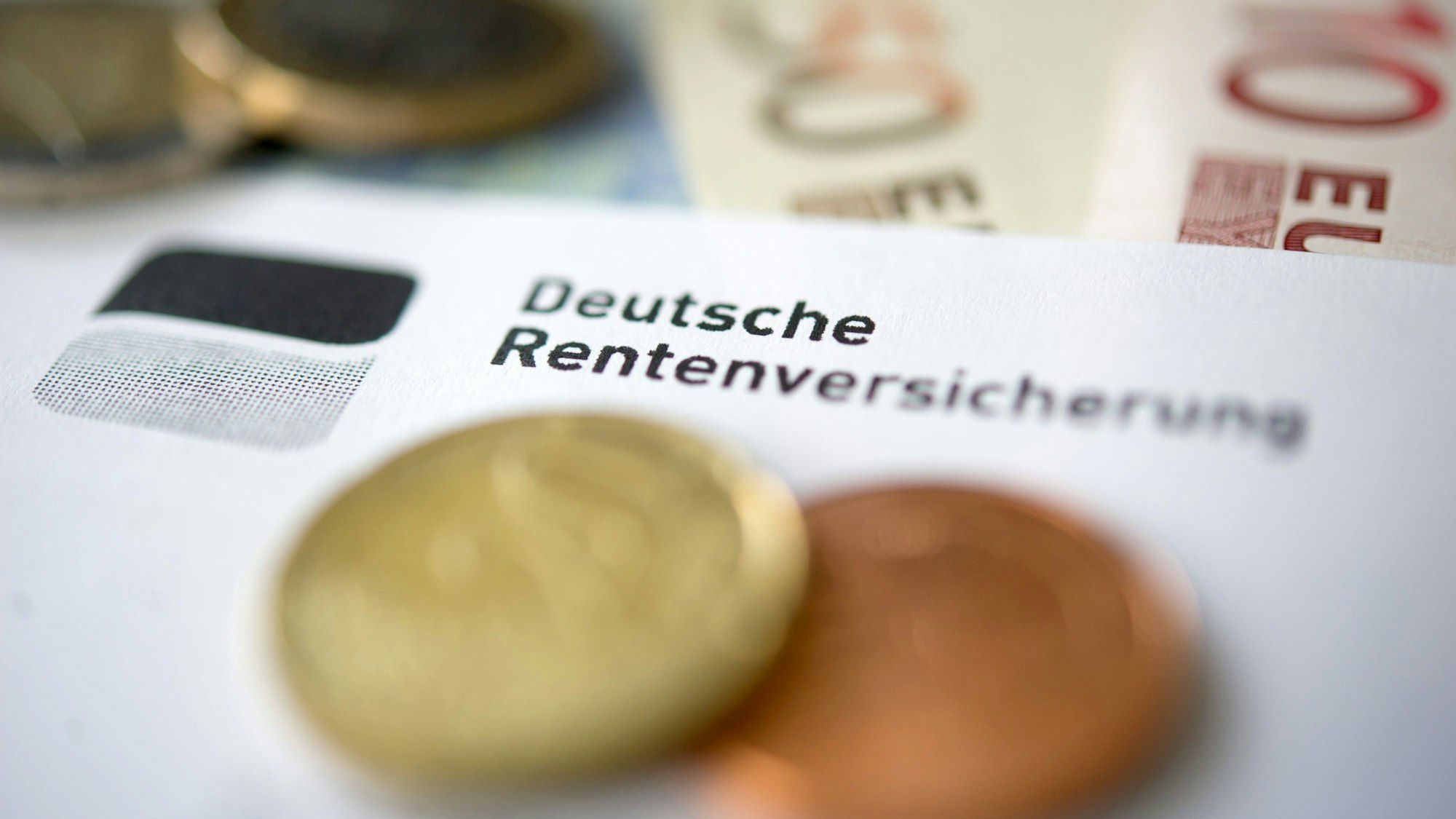 ARCHIV - 21.06.2012, Baden-Württemberg, Stuttgart: ILLUSTRATION - Münzen liegen auf einer Renteninformation der Deutschen Rentenversicherung. Die Deutsche Rentenversicherung Bund informiert über aktuelle Prognosen und Reformoptionen bei der gesetzlichen Rente. (zu dpa: «Heil: «In der CDU gibt es kein Rentenkonzept»») Foto: Marijan Murat/dpa +++ dpa-Bildfunk +++