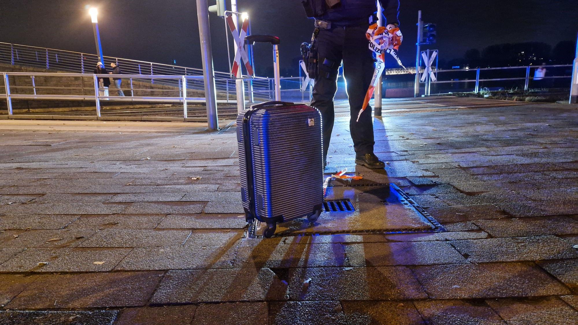 Polizei Köln hat die Straße und Bahnstrecke am Rhein-Ufer am 29.12.2024 gesperrt. Ein herrenloser Koffer wurde an der KVB-Haltestelle Schönhauser Straße in Bayenthal gefunden, Entschärfer des LKA angefordert. Der Koffer war fast leer. Nur ein Schokoriegel war drin.