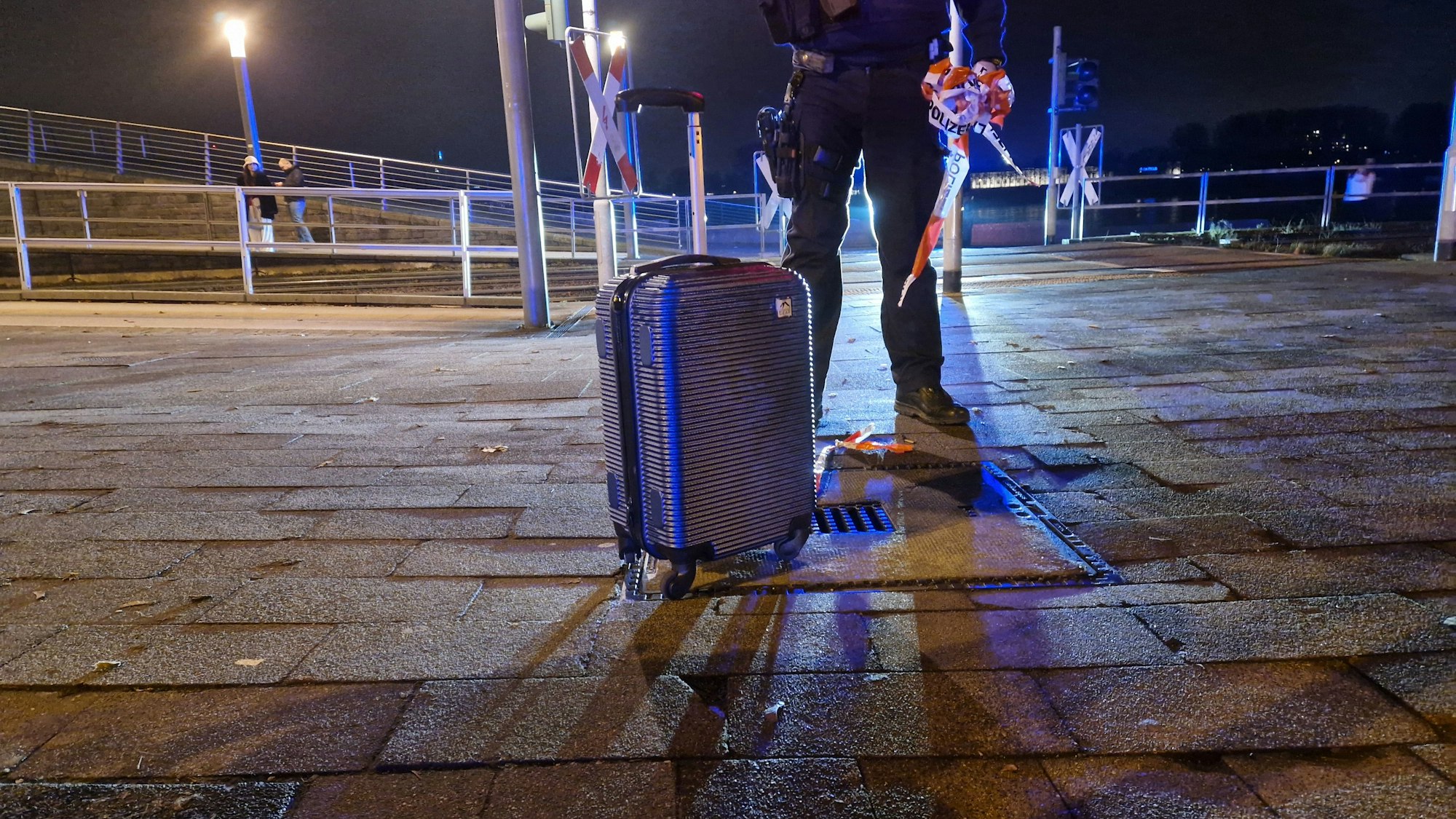 Polizei Köln hat die Straße und Bahnstrecke am Rhein-Ufer am 29.12.2024 gesperrt. Ein herrenloser Koffer wurde an der KVB-Haltestelle Schönhauser Straße in Bayenthal gefunden, Entschärfer des LKA angefordert. Der Koffer war fast leer. Nur ein Schokoriegel war drin.