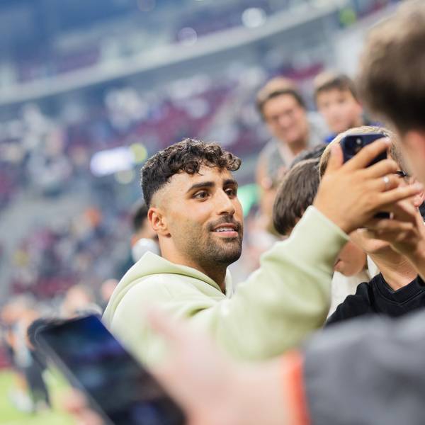 Baller League, Final Four, PSD Bank Dome: Nader Jindaoui (l), Influencer und Teamchef vom FC Nitro, macht Selfies mit Fans. In Berlin hat der frühere Hertha-Spieler bei einem Waffelgeschäft einen Polizeieinsatz ausgelöst. (Archivbild)