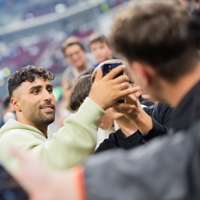 Baller League, Final Four, PSD Bank Dome: Nader Jindaoui (l), Influencer und Teamchef vom FC Nitro, macht Selfies mit Fans. In Berlin hat der frühere Hertha-Spieler bei einem Waffelgeschäft einen Polizeieinsatz ausgelöst. (Archivbild)