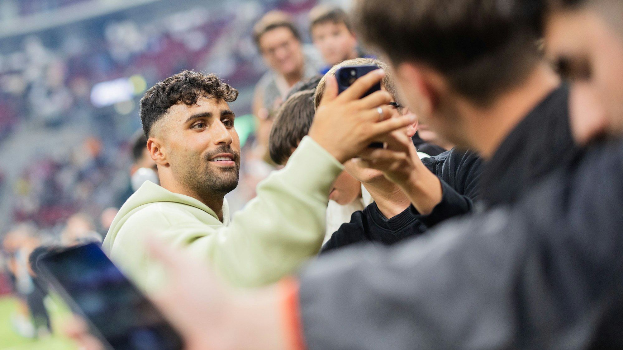 Baller League, Final Four, PSD Bank Dome: Nader Jindaoui (l), Influencer und Teamchef vom FC Nitro, macht Selfies mit Fans. In Berlin hat der frühere Hertha-Spieler bei einem Waffelgeschäft einen Polizeieinsatz ausgelöst. (Archivbild)