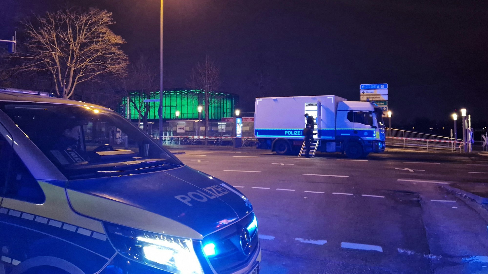 Polizei Köln hat die Straße und Bahnstrecke am Rhein-Ufer am 29.12.2024 gesperrt. Ein herrenloser Koffer wurde an der KVB-Haltestelle Schönhauser Straße in Bayenthal gefunden, Entschärfer des LKA angefordert.