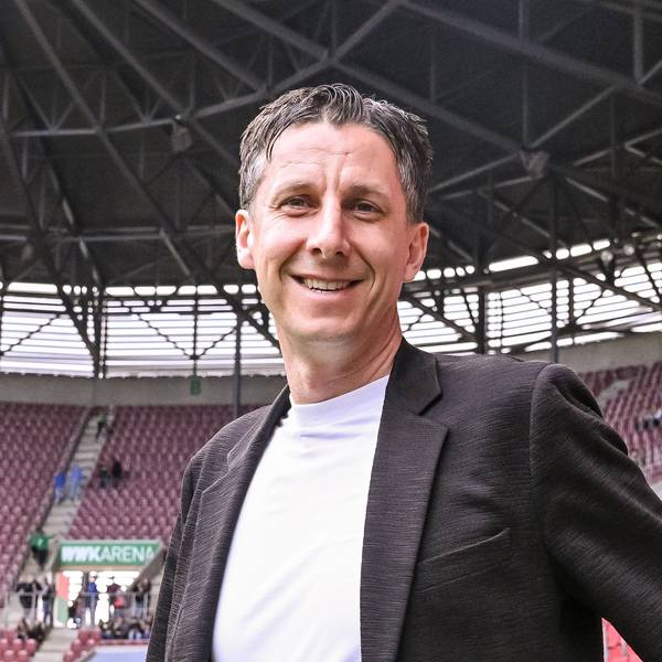 ARCHIV - 31.03.2024, Bayern, Augsburg: Fußball: Bundesliga, FC Augsburg - 1. FC Köln, 27. Spieltag, WWK-Arena. Kölns Geschäftsführer Sport Christian Keller steht vor dem Spiel im Stadion. (zu dpa: «Zweitliga-Primus Köln auch wirtschaftlich gesund») Foto: Harry Langer/dpa +++ dpa-Bildfunk +++
