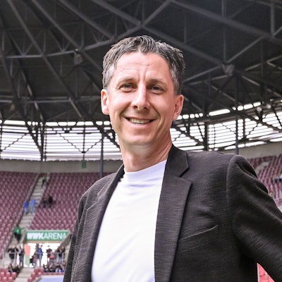 ARCHIV - 31.03.2024, Bayern, Augsburg: Fußball: Bundesliga, FC Augsburg - 1. FC Köln, 27. Spieltag, WWK-Arena. Kölns Geschäftsführer Sport Christian Keller steht vor dem Spiel im Stadion. (zu dpa: «Zweitliga-Primus Köln auch wirtschaftlich gesund») Foto: Harry Langer/dpa +++ dpa-Bildfunk +++