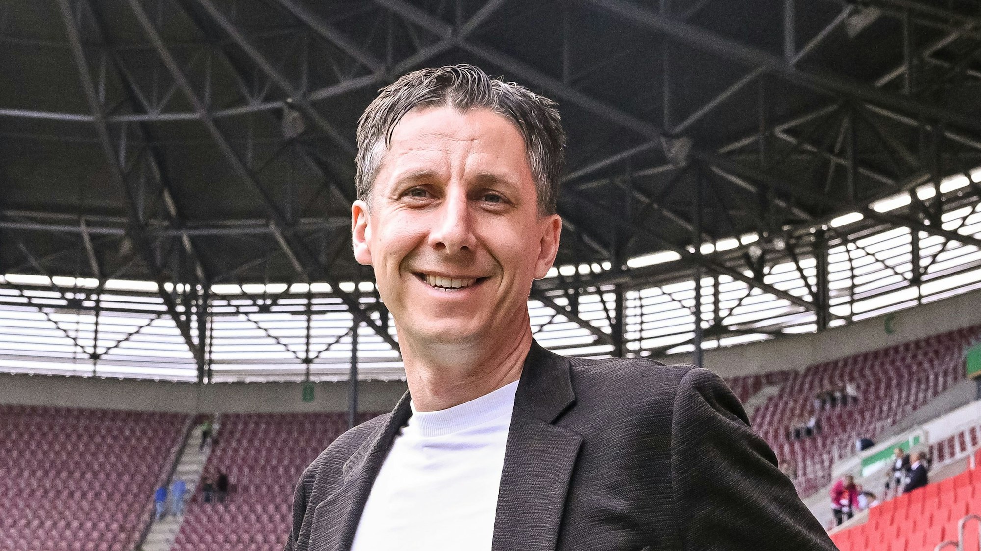 ARCHIV - 31.03.2024, Bayern, Augsburg: Fußball: Bundesliga, FC Augsburg - 1. FC Köln, 27. Spieltag, WWK-Arena. Kölns Geschäftsführer Sport Christian Keller steht vor dem Spiel im Stadion. (zu dpa: «Zweitliga-Primus Köln auch wirtschaftlich gesund») Foto: Harry Langer/dpa +++ dpa-Bildfunk +++
