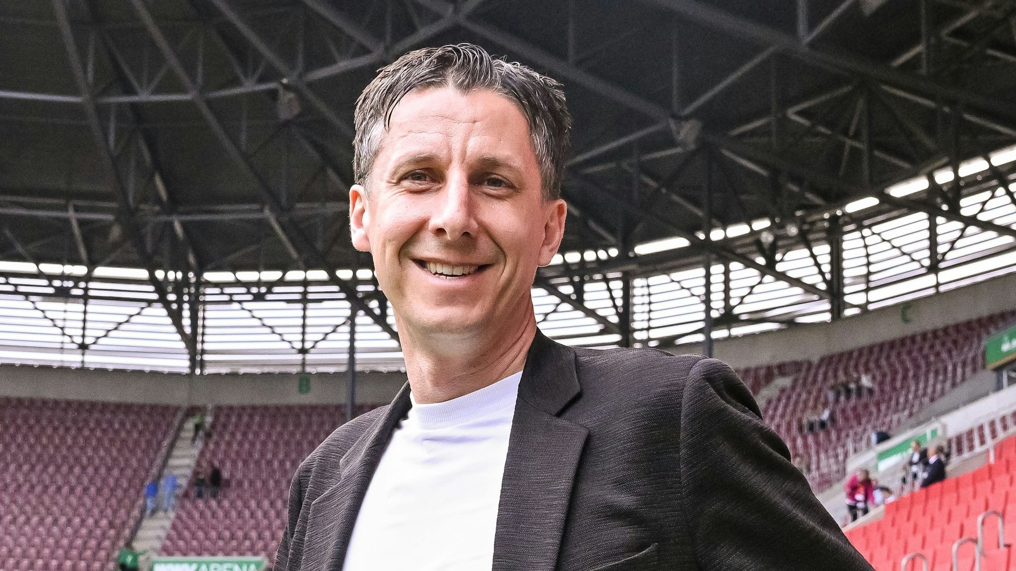 ARCHIV - 31.03.2024, Bayern, Augsburg: Fußball: Bundesliga, FC Augsburg - 1. FC Köln, 27. Spieltag, WWK-Arena. Kölns Geschäftsführer Sport Christian Keller steht vor dem Spiel im Stadion. (zu dpa: «Zweitliga-Primus Köln auch wirtschaftlich gesund») Foto: Harry Langer/dpa +++ dpa-Bildfunk +++