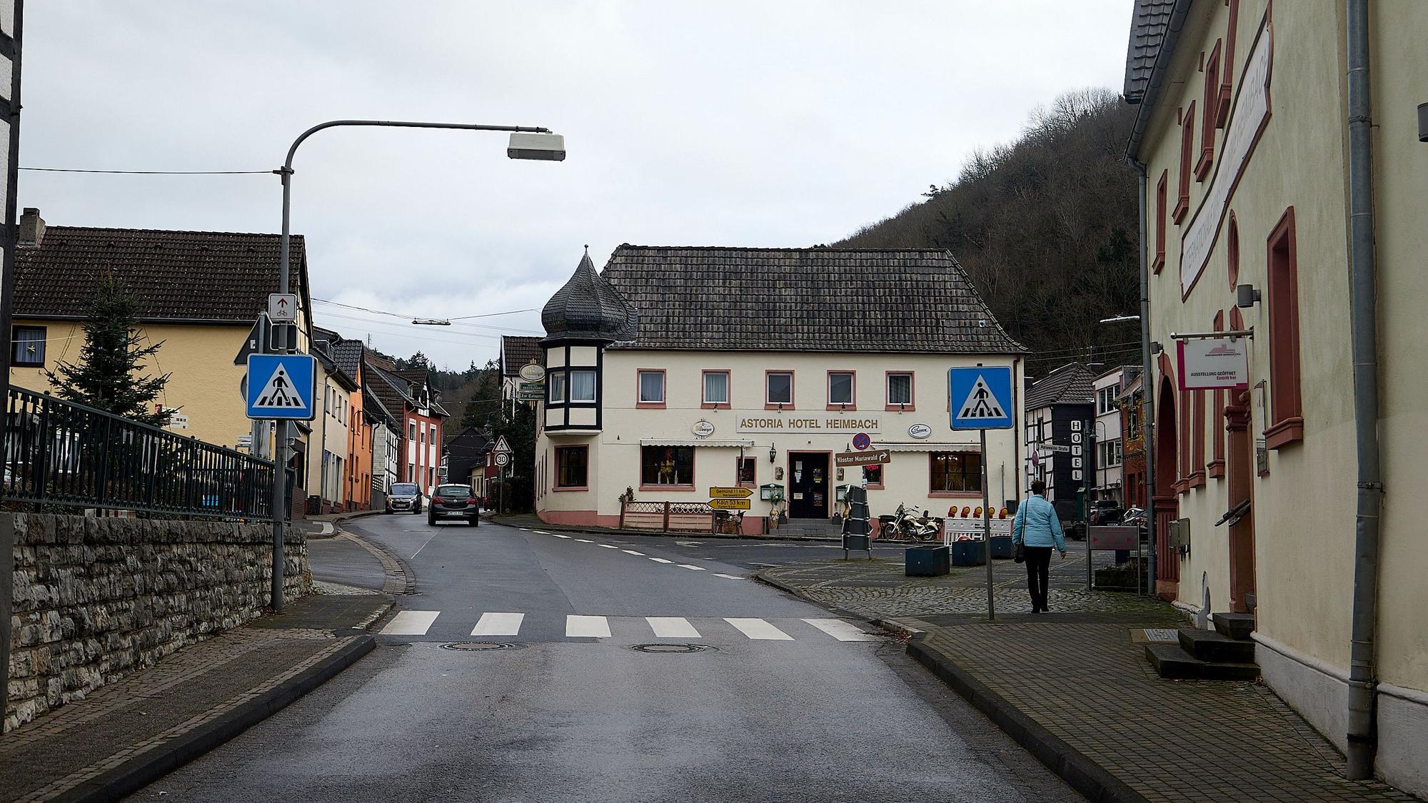 Heimbach heute: Hotel Astoria und Abzweig nach Mariawald.