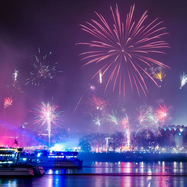 ARCHIV - 01.01.2019, Nordrhein-Westfalen, Köln: Feuerwerk ist in der Silvesternacht am Rhein über dem Dom zu sehen.