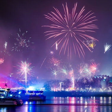 ARCHIV - 01.01.2019, Nordrhein-Westfalen, Köln: Feuerwerk ist in der Silvesternacht am Rhein über dem Dom zu sehen.