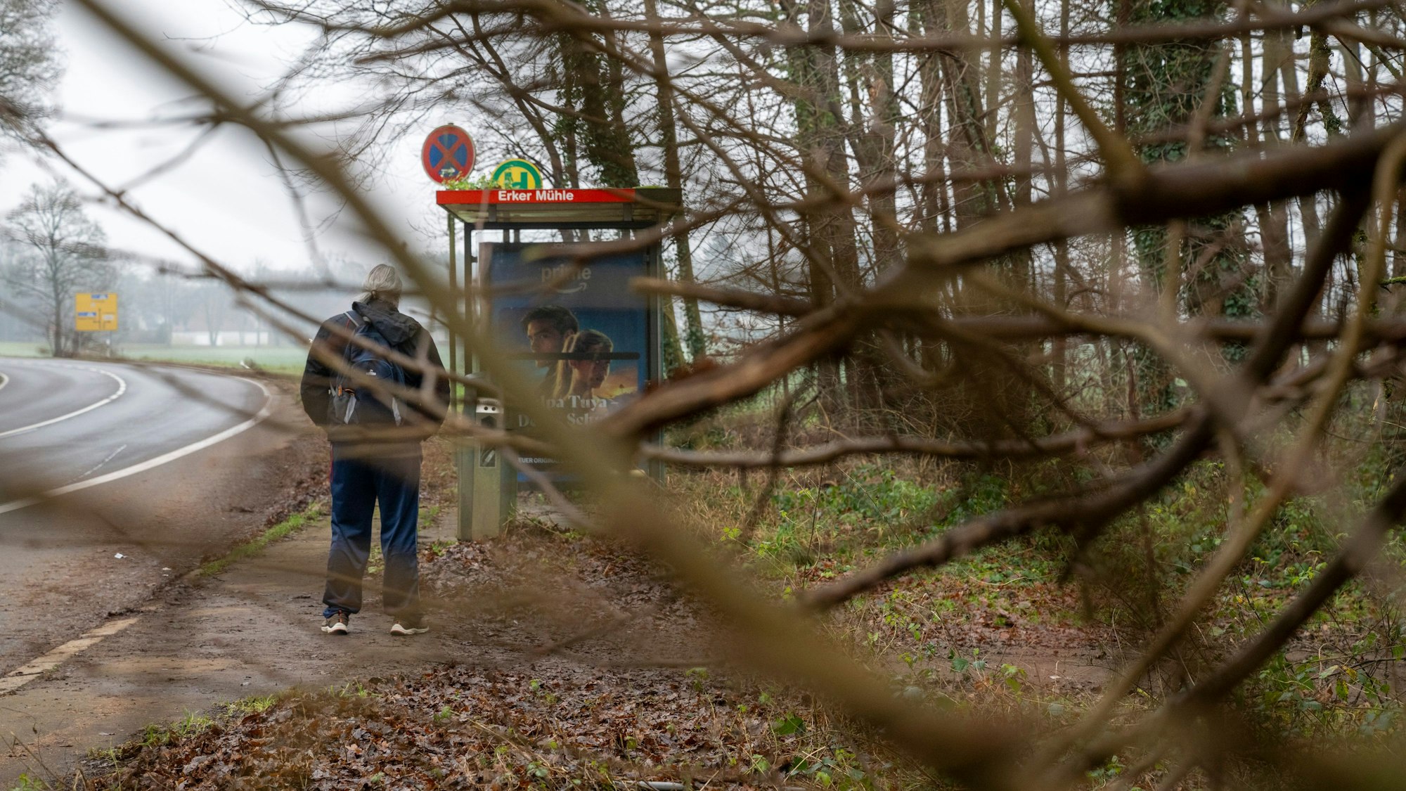 Die Bushaltestelle „Erker Mühle“ am Brücker Mauspfad liegt sehr einsam. Hier ist sie durch einige Äste eines Baums aufgenommen worden.