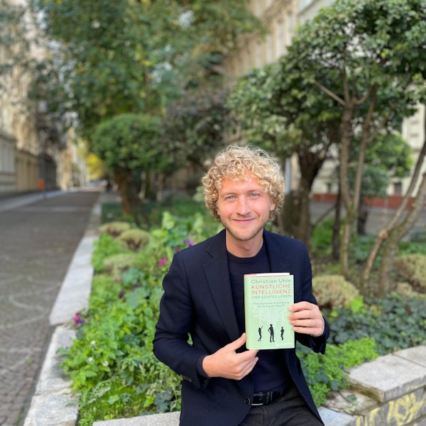 Auf dem Bild ist ein Mann, Christian Uhle, mit seinem neuen Buch zu sehen.