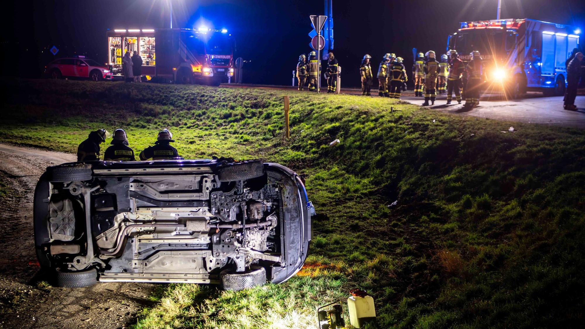 Das Bild zeigt ein Auto, das nach einem Unfall auf der Seite liegt. Die beiden Insassen überstanden den Unfall unverletzt.