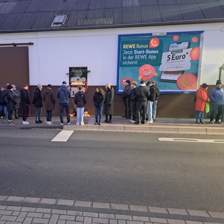 Am Unfallort haben rund 50 Menschen am Montagnachmittag an den Jugendlichen erinnert, der am 30. Dezember 2023 bei einem schweren Verkehrsunfall auf der Provinzialstraße ums Leben gekommen war.