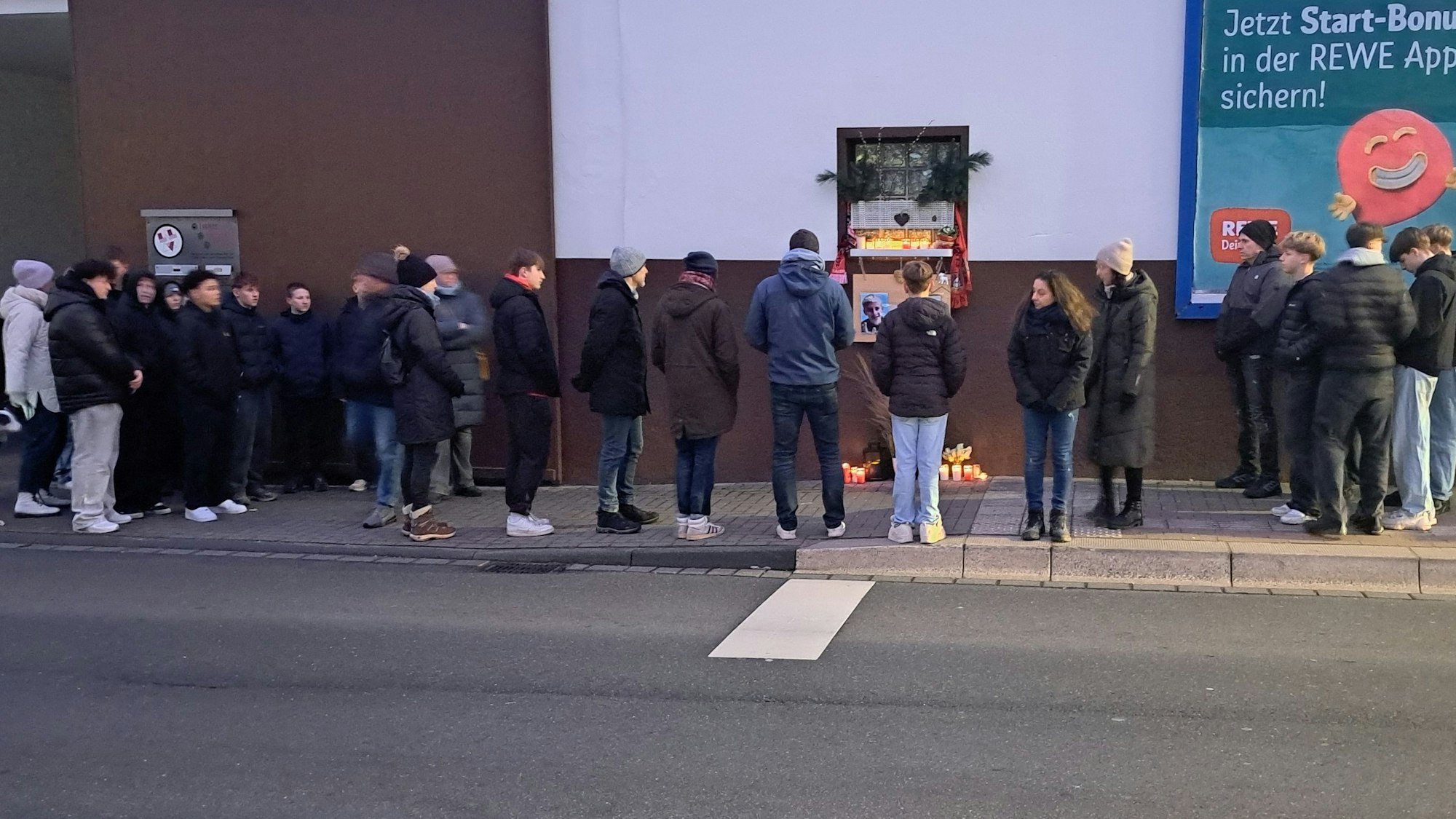 Am Unfallort haben rund 50 Menschen am Montagnachmittag an den Jugendlichen erinnert, der am 30. Dezember 2023 bei einem schweren Verkehrsunfall auf der Provinzialstraße ums Leben gekommen war.