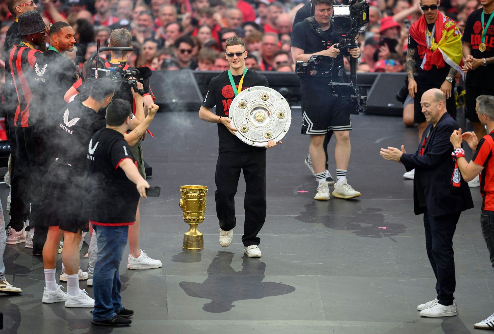 Florian Wirtz mit der Meisterschale bei der Party nach dem Doublesieg.