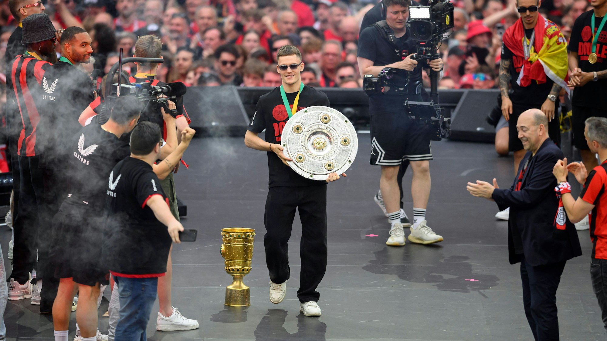 Florian Wirtz mit der Meisterschale: Bei Bayer 04 Leverkusen gelang ihm der Durchbruch zum Weltklasse-Fußballer