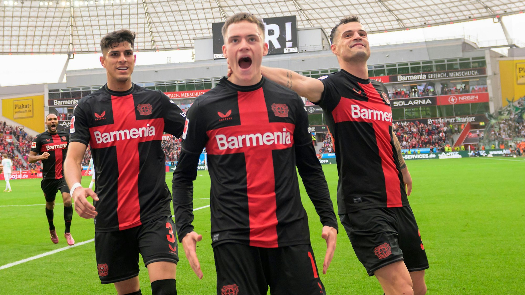Jubel beim „Meisterspiel“ gegen Bremen im April: Florian Wirtz mit Piero Hincapie (l.) und Granit Xhaka.