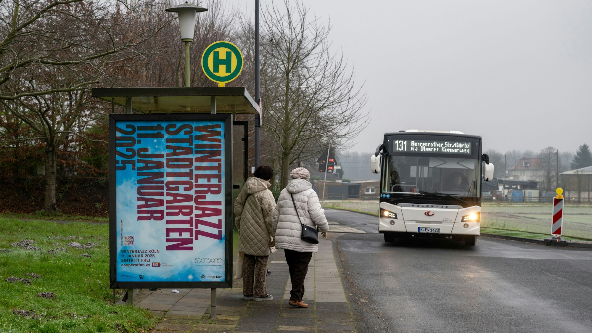 Die Buslinie 131 verkehrt unter der Woche im Zwanzig-Minuten-Takt in Richtung Sülz, nimmt aber nur wenige Menschen von hier aus mit. Hier fährt der Bus mit der Aufschrift 131 an die Haltestelle heran.