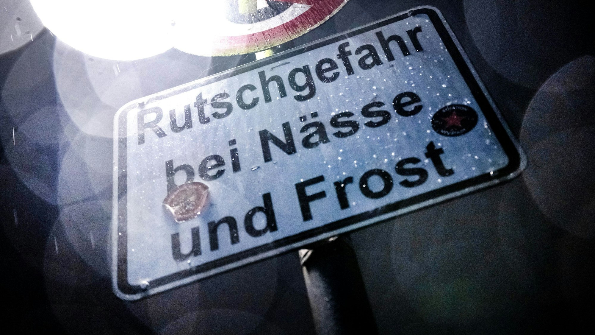 Ein Schild warnt vor Eisglätte